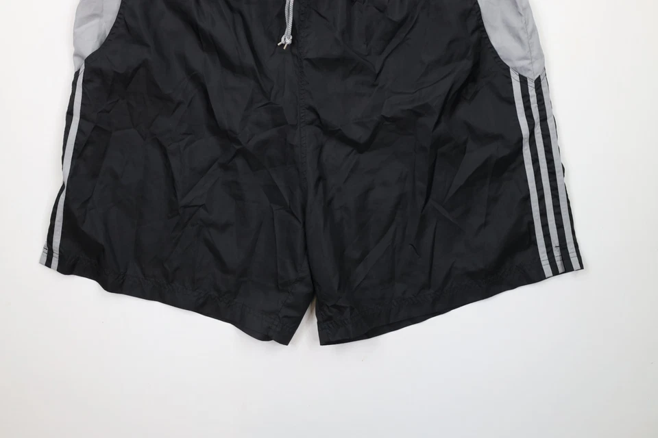Bermuda de futebol vintage anos 90 Adidas masculina 2XL XXL listrada forrada náilon - Imagem 4 de 4