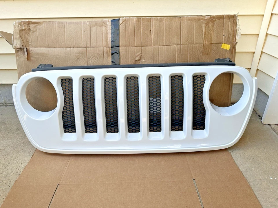 2018-2023 Jeep Wrangler JL Grille Assembly & Inserts White OEM 6DF49TRMAC USA - Изображение 2 из 4