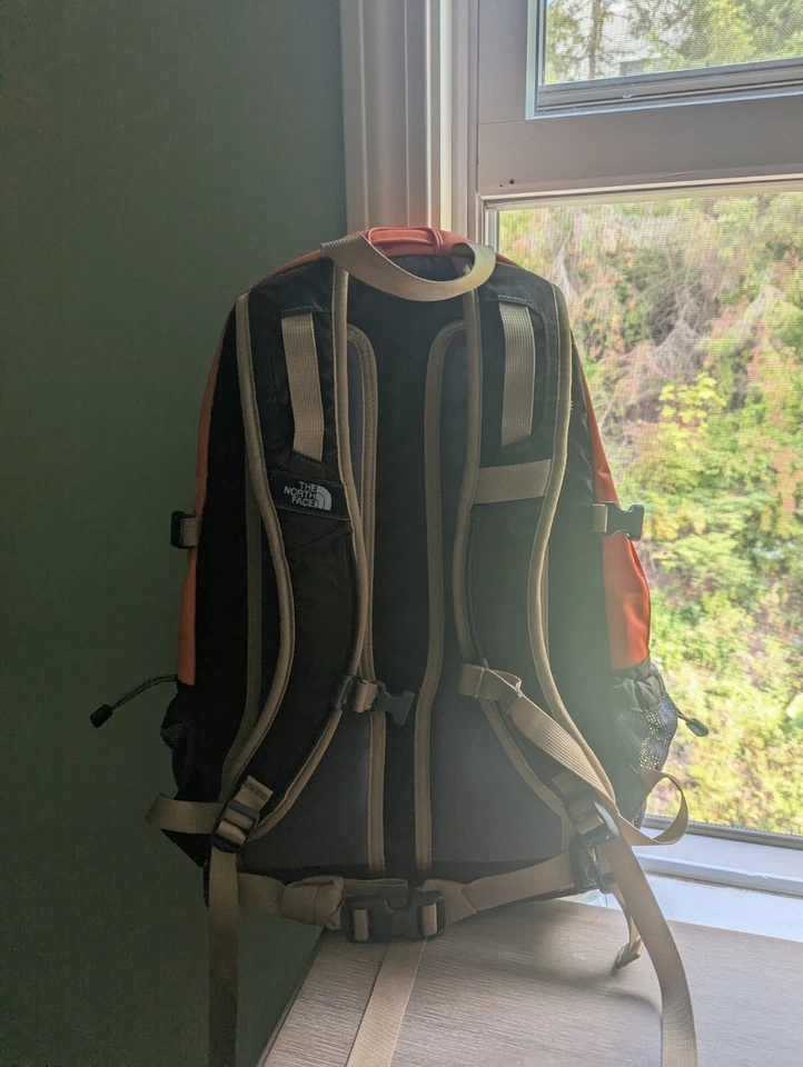 Mochila impermeável The North Face Hot Shot laranja bronzeado detalhes caminhadas acampamento - Imagem 2 de 4