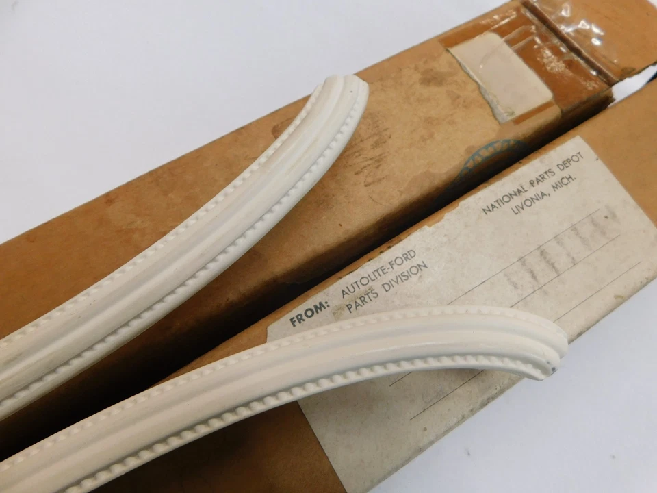 Пара виниловых молдингов для верхней части основания Ford 1967 1968 Mercury Cougar новые из старых запасов от оригинального производителя - Изображение 4 из 4