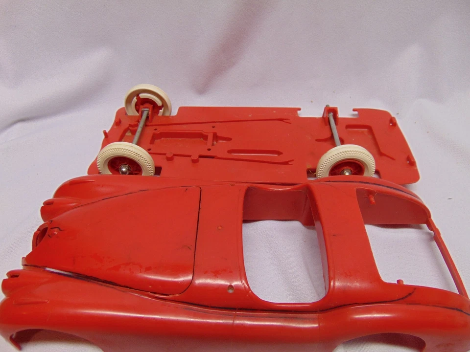 Coche modelo Jaguar vintage plástico rojo para piezas 12" x 4" x 3" Foto 4 de 4