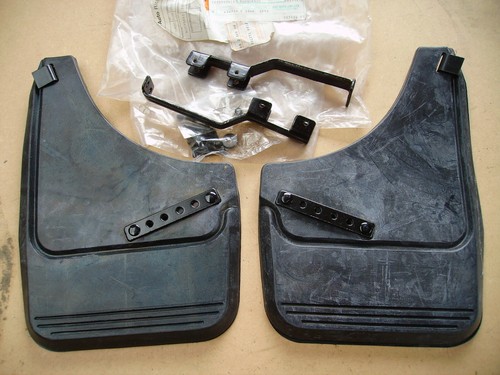 Alfa Romeo Mudflaps "PAIR" - 60775161 - Genuine Alfa Parts.. (from the 1990`s) - Picture 3 of 4