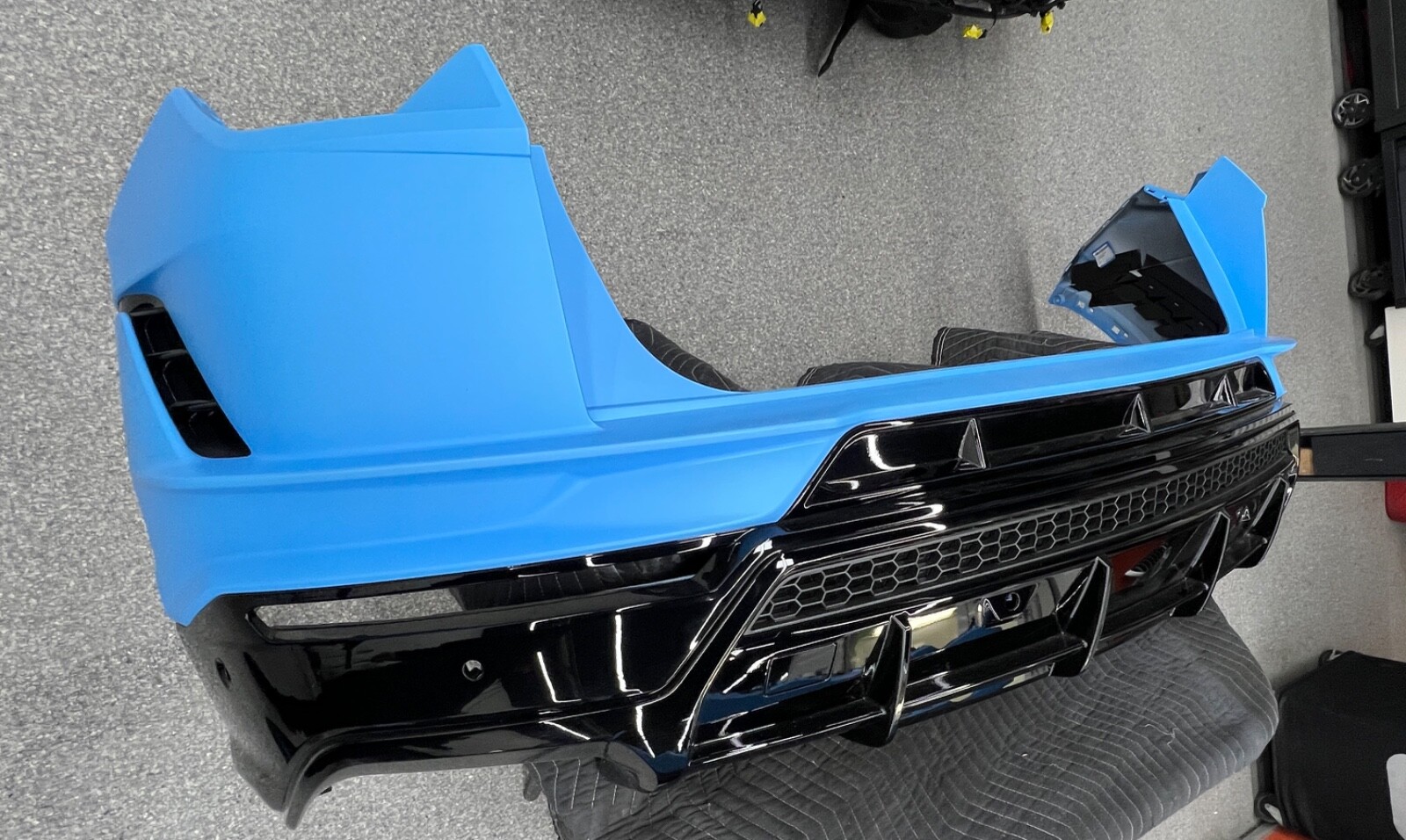 Lamborghini Urus S Rear bumper complete like new Blu Seiler and Gloss Black