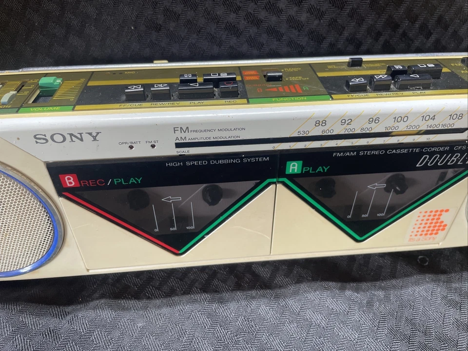 索尼 CFS-W50 白色 漂亮 收音机/磁带 Boombox 复古 20 世纪 80 年代! 稀有颜色。 ~阅读 — 第 4/4 张图片