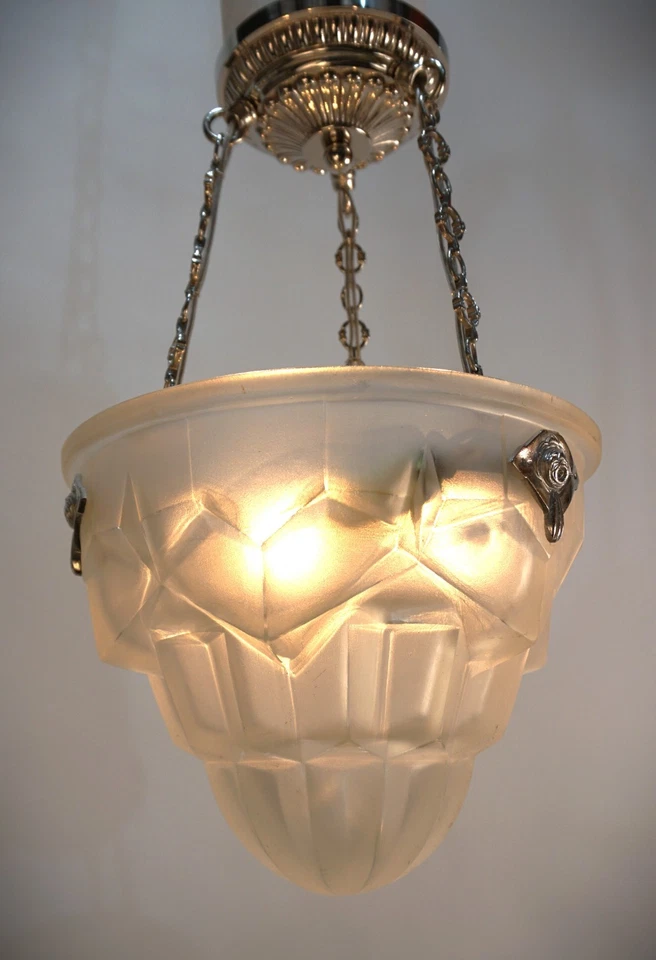 DEGUE : A 1930 ART DECO PENDANT ... muller era chandelier France lamp - Image 2 of 4