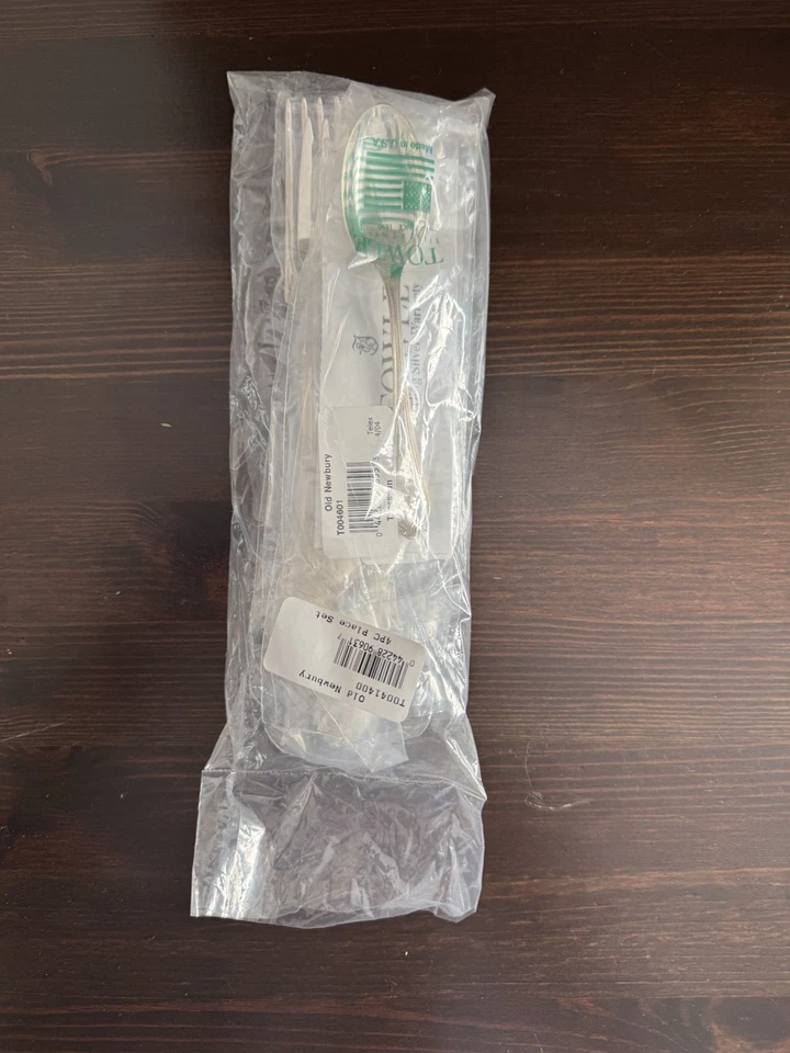 Towle Old Newbury Plata de Ley 4 piezas Ajuste de Lugar - Nuevo en Envoltura Original Foto 3 de 3