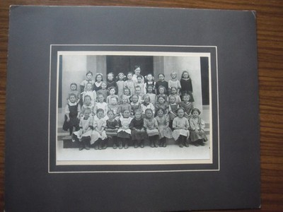 SCHUL-und GESELLSCHAFTSGESCHICHTE=FOTO''VOLKSSCHUL-ABSCHLUSS MÄDCHENKLASSE''um1900