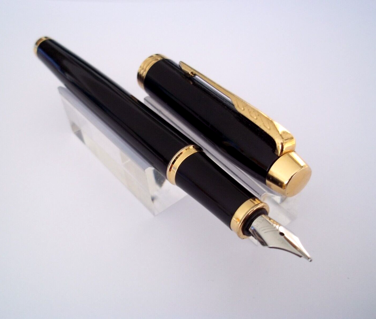 Stylo Plume Parker Jotter Premium - Modèle M185 Rouge Et Métal - Neuf De Stock