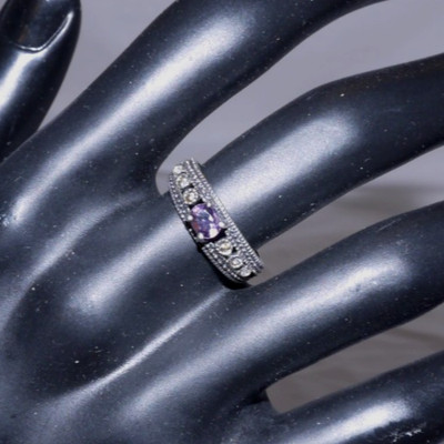 Vintage 925 Silver ring with unknow purple stone 6 tiny clear chip stones size 5