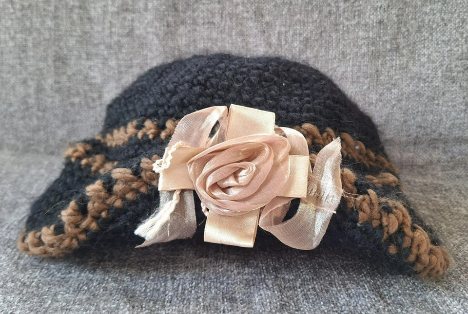Vintage.Handmade Women's cloche hat in the style of the 1920s. Pink flower. - image 4 of 4