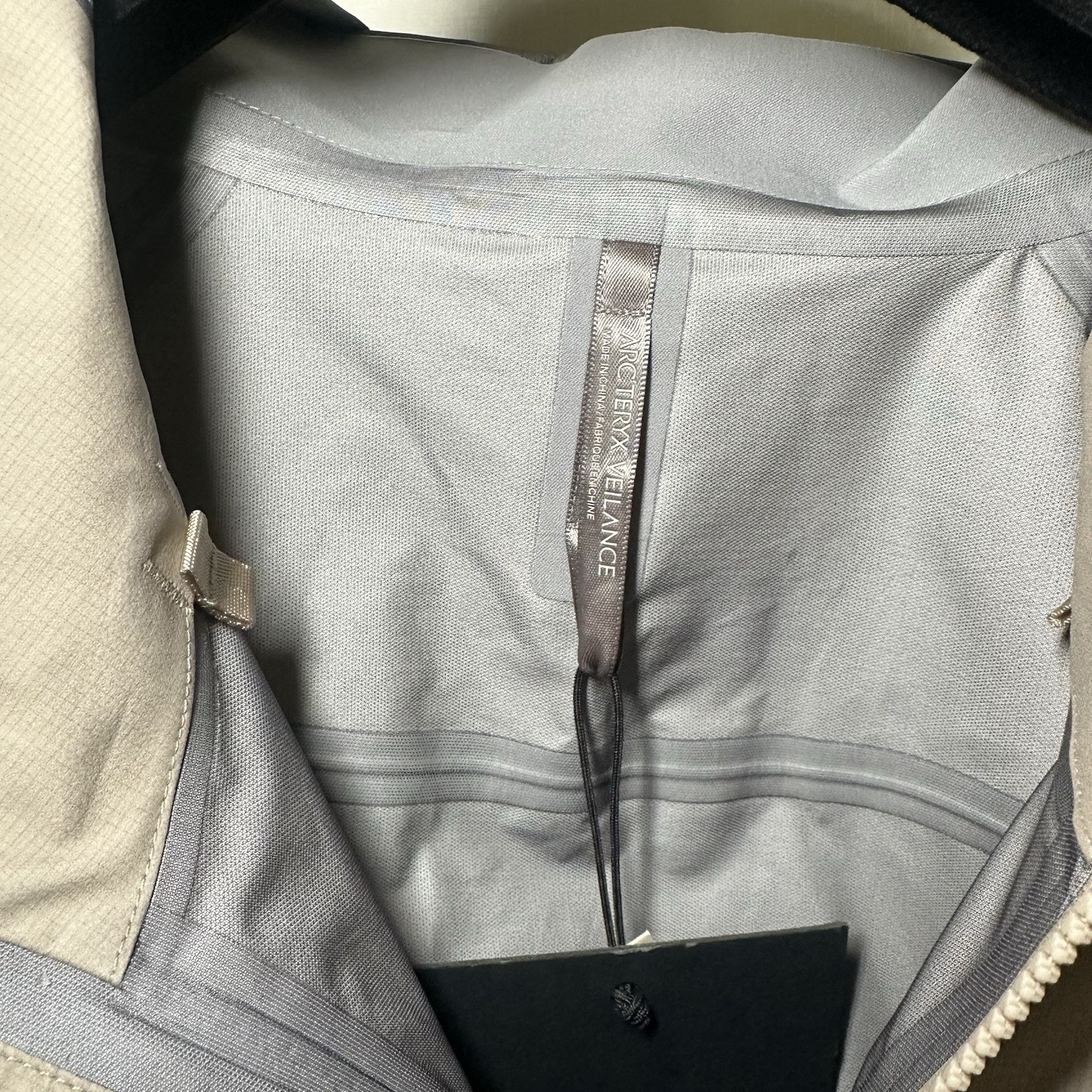 ARC'TERYX Arc’teryx VEILANCE Giacca finita donna modello: 28513 colore Cratere