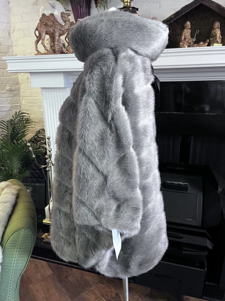 Mantón de piel sintética Kate Space. Mantón gris con lazo negro en la espalda. Foto 4 de 4