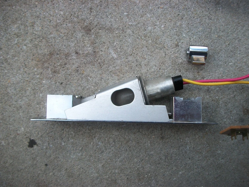 Chrysler New Yorker 300 Newport 1963 1964 tablero raro luz de cortesía nuevo en stock Foto 3 de 4