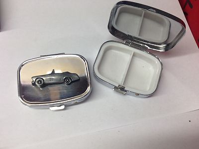 Austin Healey Sprite MK2 Ref17 Zinnoptik Autoemblem auf silberner Metall Pillendose