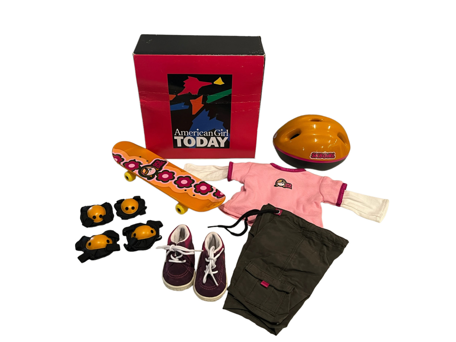 American Girl Today SKATEBOARD OUTFIT l + ACCESSORIES Doll Clothes Set  In BOX