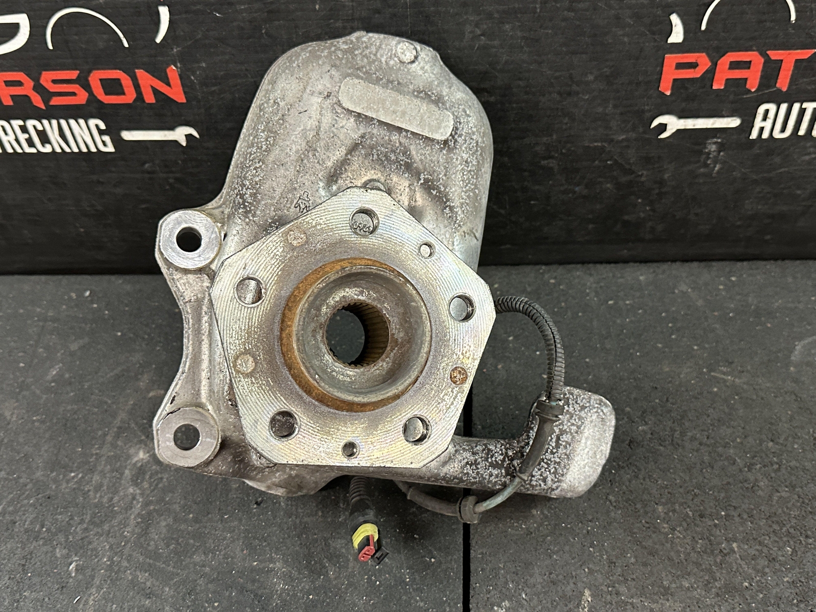 07-12 MASERATI QUATTROPORT FRONT DRIVER LEFT SPINDLE STEERING KNUCKLE