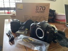 Nikon D70 Digital SLR Camera with AF-S Nikkor 18-70 mm lens