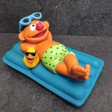 Ernie Sesamstraße Gummi Figur Auf Luftmatratze Badewanne Quietsche Tier 1999