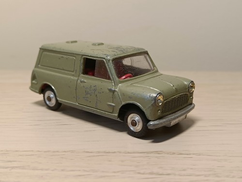 Corgi Toys 450 Mini Van *with Countryman grille* (no hyphen) - Picture 4 of 10