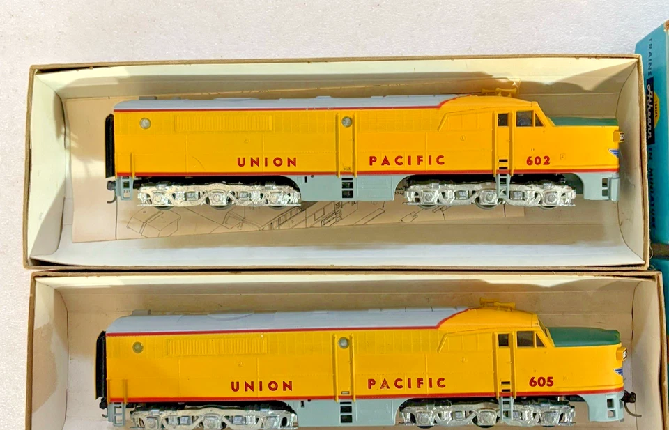 PAR DE TRENES LOCOMOTORA ATHERN ALCO PA-1 UNION PACIFIC 602 MOTORIZADOS - 605 UNIDAD B Foto 2 de 4