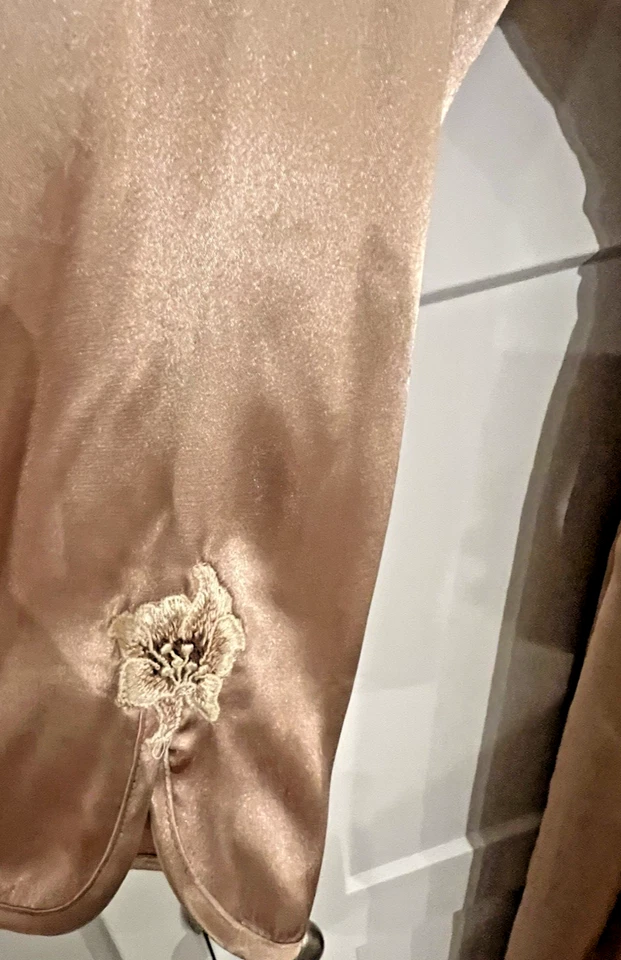 金色长袍中号腰带女式花卉袖豪华女性细节 — 第 4/4 张图片