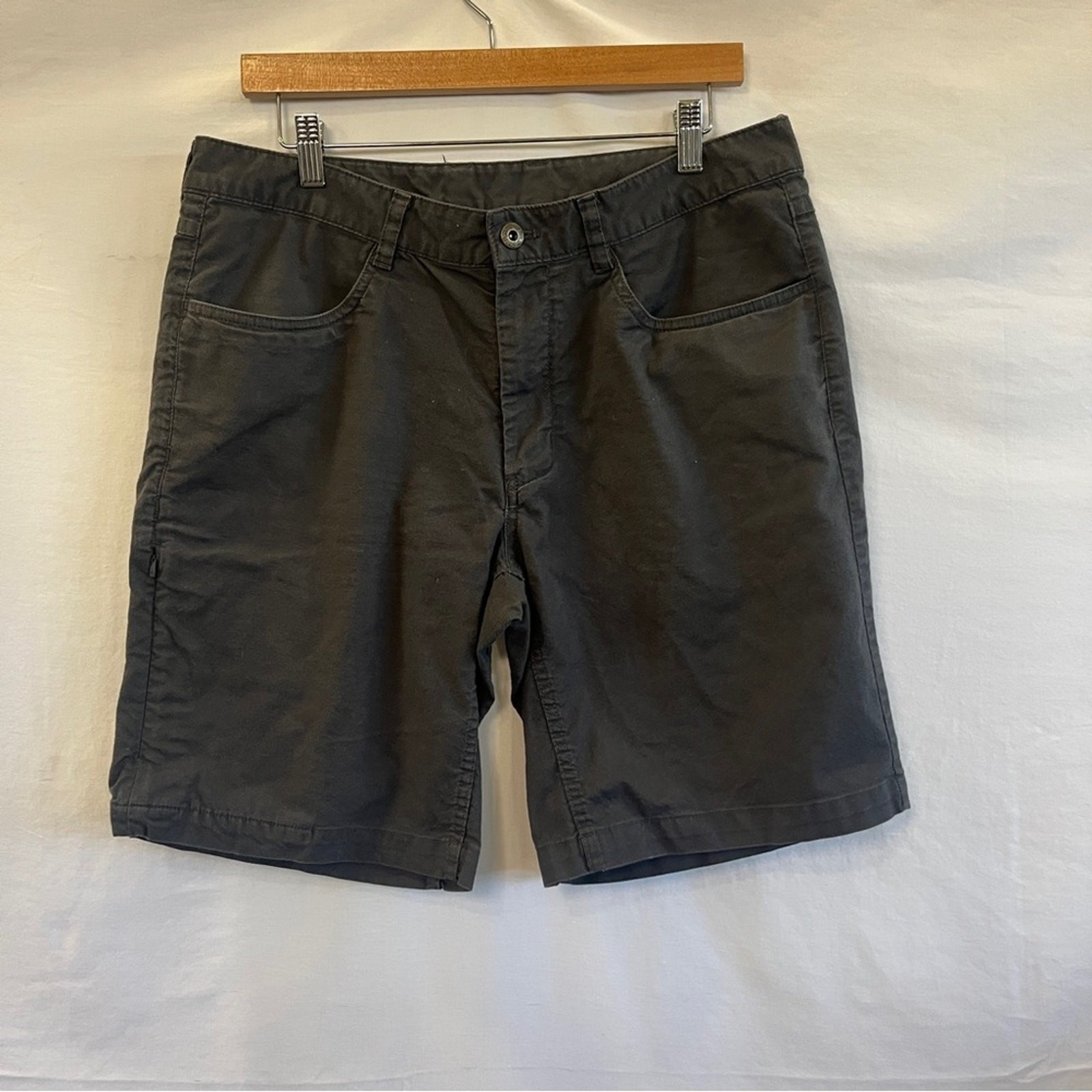 The North Face Shorts Mens 34 Dark Gray Hiking Outdoor Trails Utility Camping