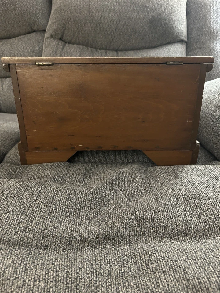 Antigua caja de madera de nogal, con detalles a mano, pequeña Foto 4 de 4