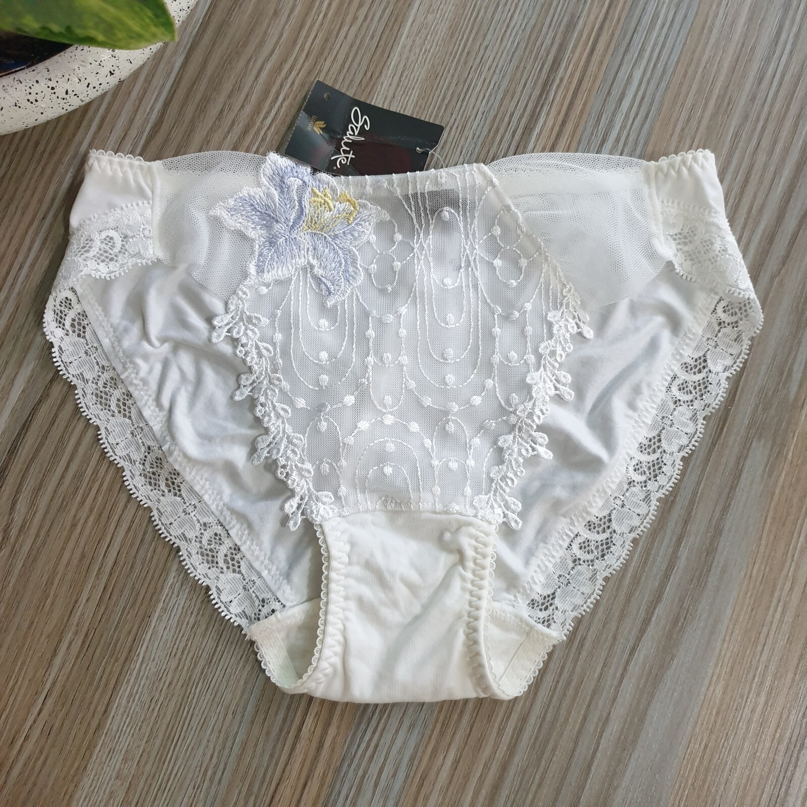 Vintage Wacoal Panties White Nylon Elastane Flower Bi… Gem