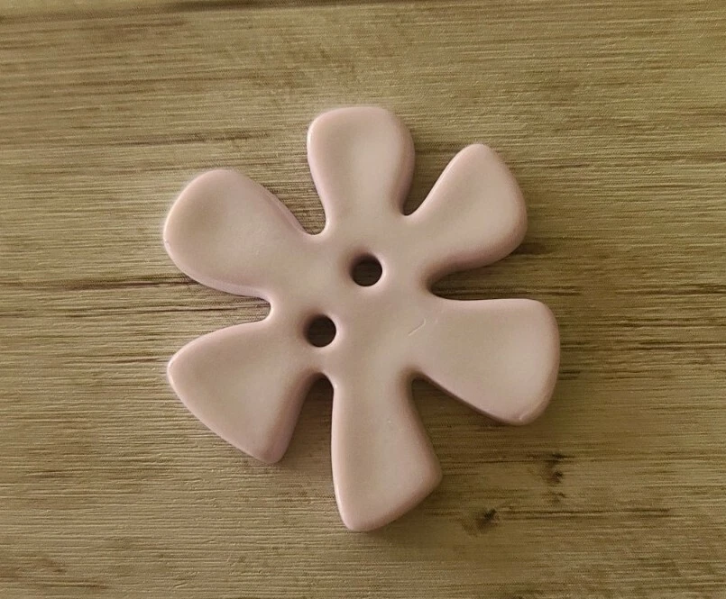 Bag of 16 Plastic Buttons ~ Multicolored ~ Various Sizes ~ Decorative Buttons - Image 4 of 4