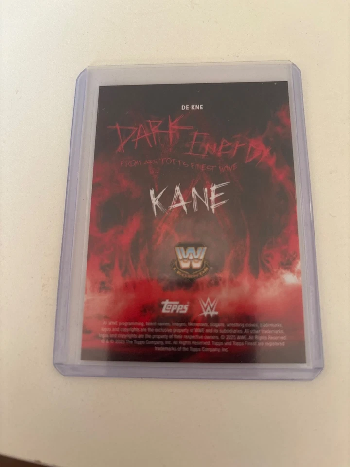 Estuche Topps Finest WWE Kane Dark Energy 2025 Hit DE-KNE Foto 2 de 2