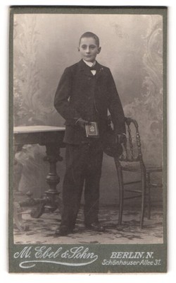 Fotografie M. Ebel & Sohn, Berlin, Schönhauser Allee 31, Knabe mit Gesangbuch 