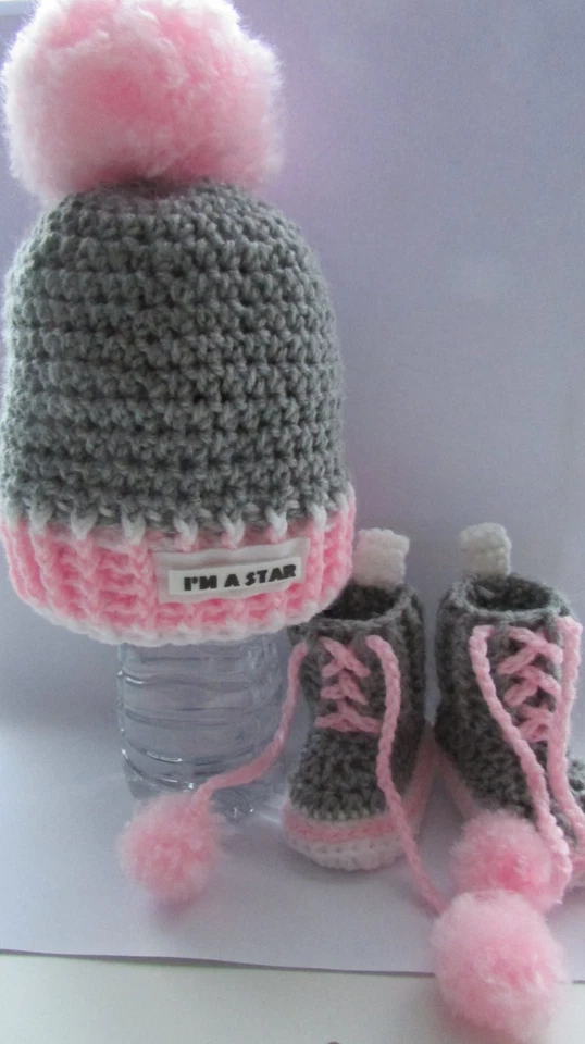 ZAPATOS DE GANCHILLO BEBÉ Y SOMBRERO NOMBRE DE TU BEBÉ ZAPATILLAS DEPORTIVAS DE LANA HECHAS A MANO ROSA Foto 2 de 3