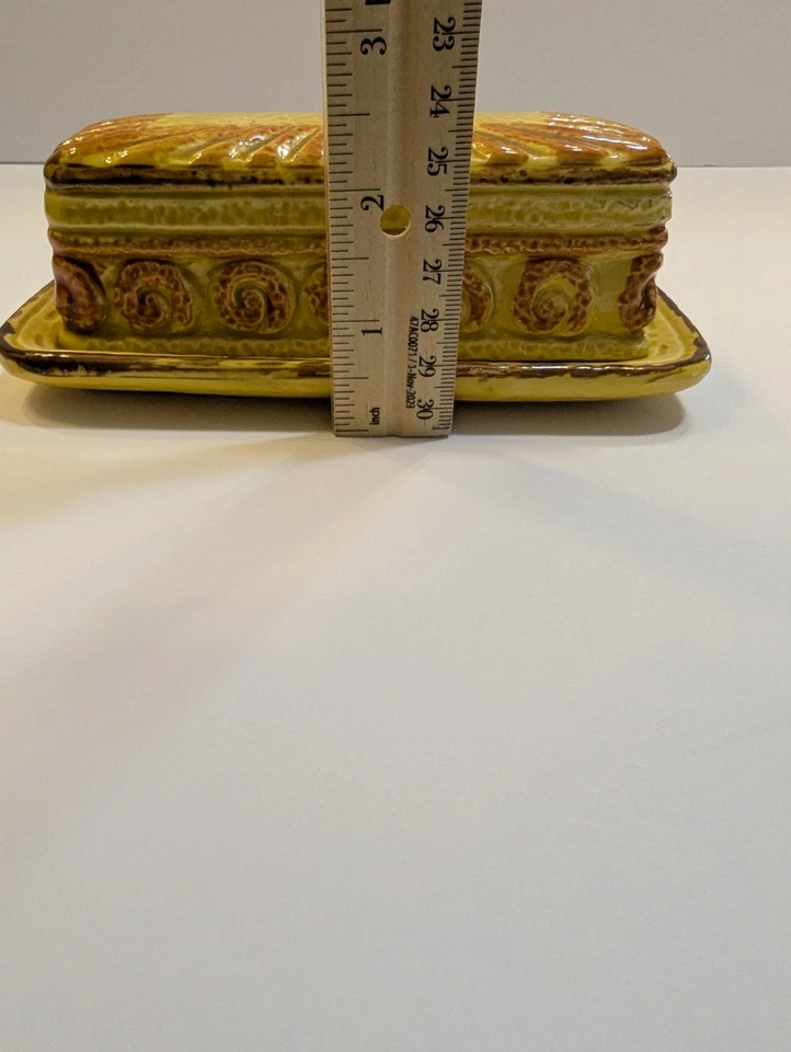 Plato de mantequilla de cerámica esmaltado amarillo y miel Sunburst texturizado de colección Foto 3 de 4