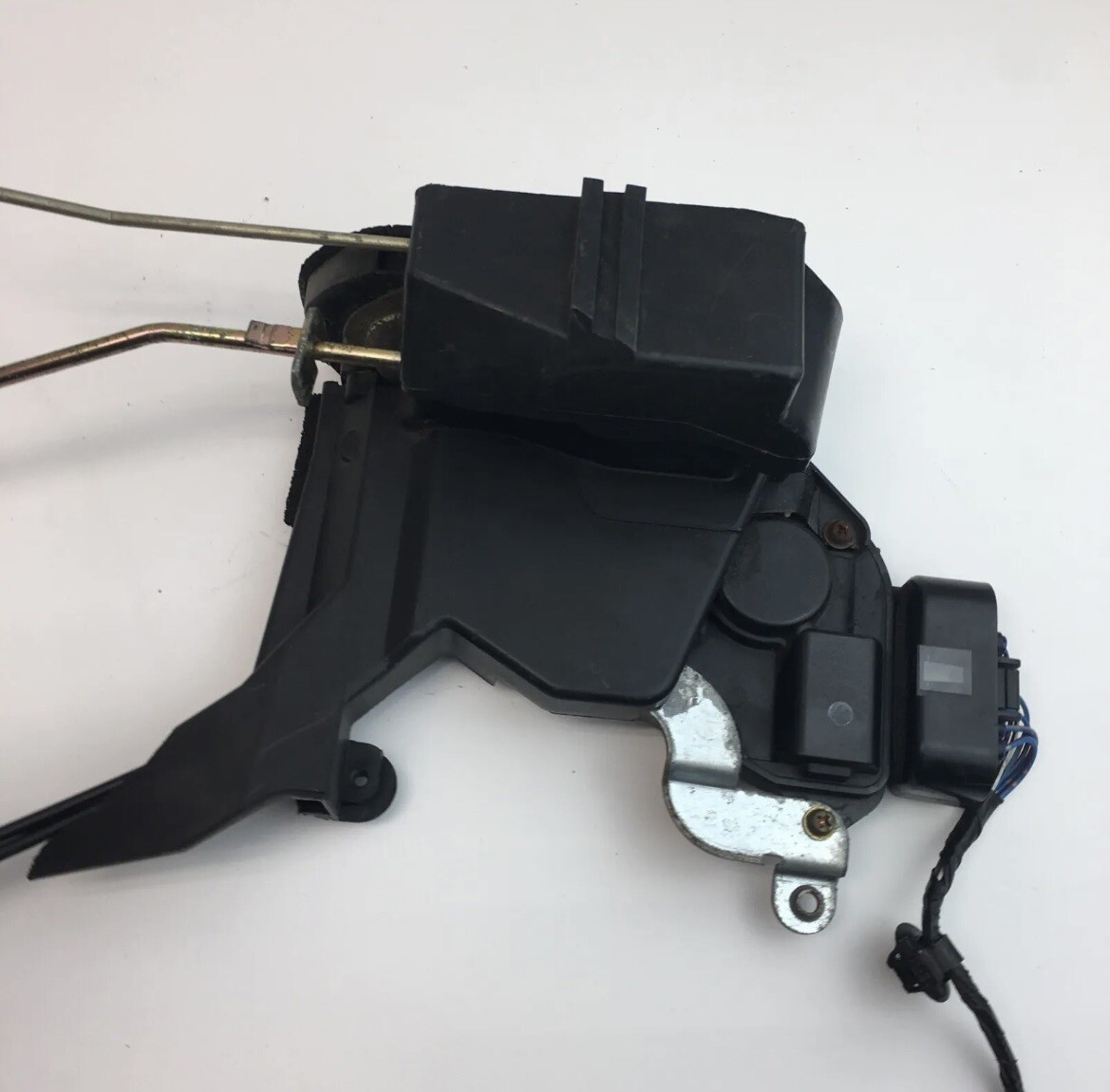 2001 2002 2003 2004 2005 Toyota RAV4 LEFT FRONT Door Lock Latch