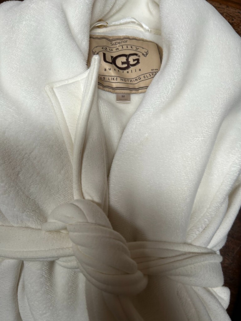 PRREWORN WOMEN'S LONG UGG SZ. M BEAUTIFUL SOFT CHENILLE WHITE BATHROBE