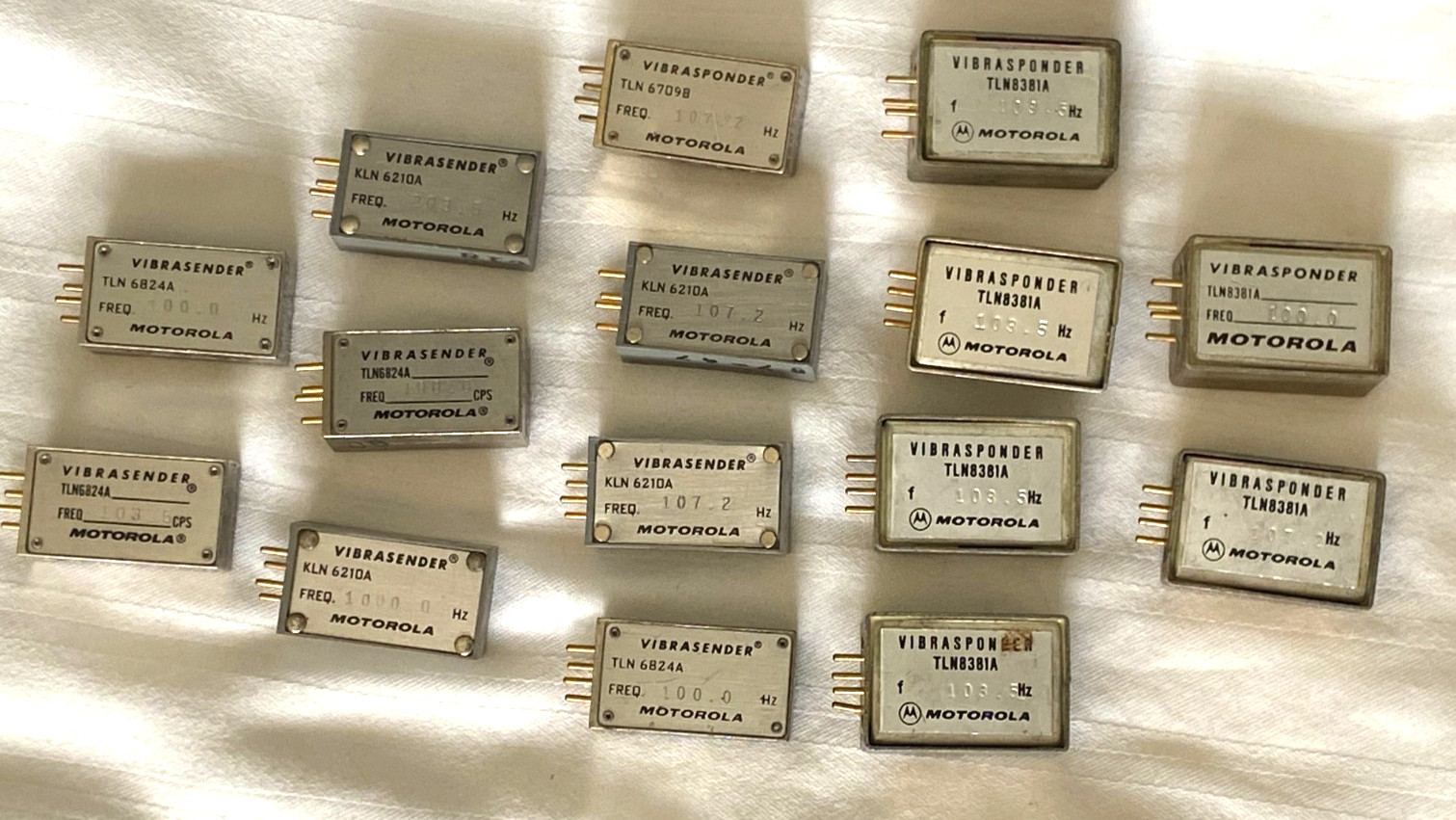 Motorola VibraSponders Frequency Chip LOT OF 15 - TLN8381A 1B , FREQ 192.8 Hz