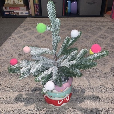 Neu mit Etikett Mini beflockter Weihnachtsbaum in skurrilem Cupcake Keramiktopf - 12'' Tischplatte