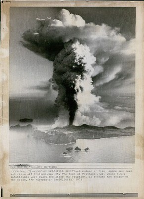 1973 Volcano Smoke Iceland Inhabitants Evacuated Eruption Beauty Wirephoto 8x10
