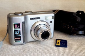 SAMSUNG S830 8.1MP compact digital camera with memory card Y2K