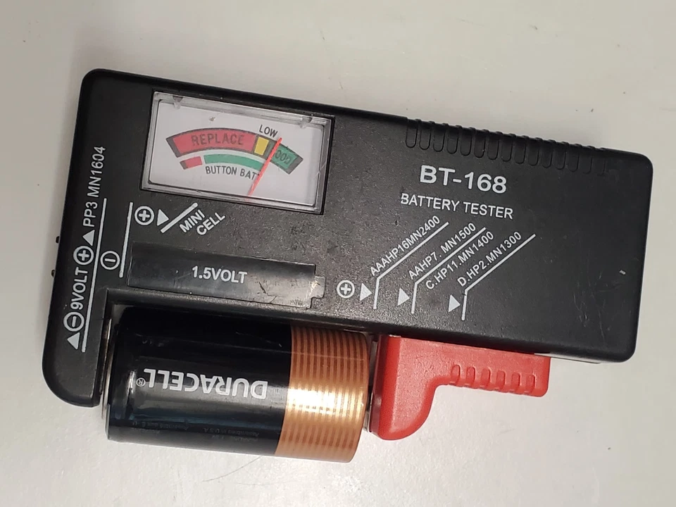 Lot of 18 Duracell C & D Alkaline Batteries Tested Good Exp 2032-2034 Bulk Loose - Image 3 of 4