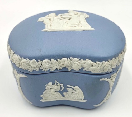 WEDGWOOD BLUE PENTEFOIL BEAN SHAPE JASPERWARE TRINKET BOX - Picture 3 of 12