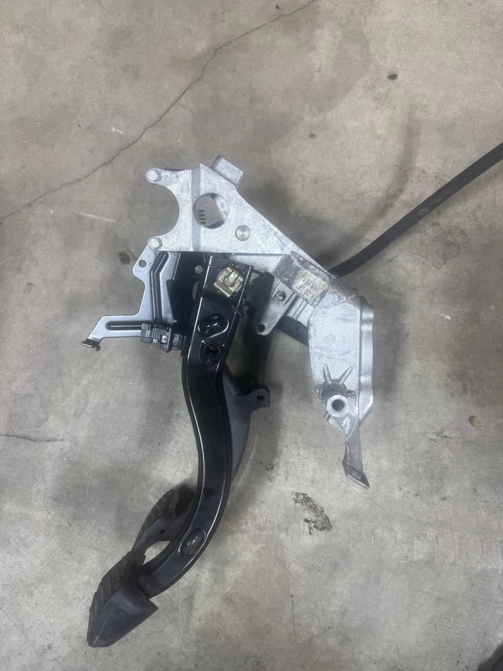 1997-2003 BMW E39 Manual Pedal Assembly  - Image 2 of 3