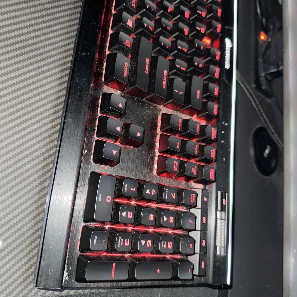 Corsair K95 RGB PLATINUM Mechanical Gaming Keyboard — CHERRY® MX Brown — Black - Image 2 of 4