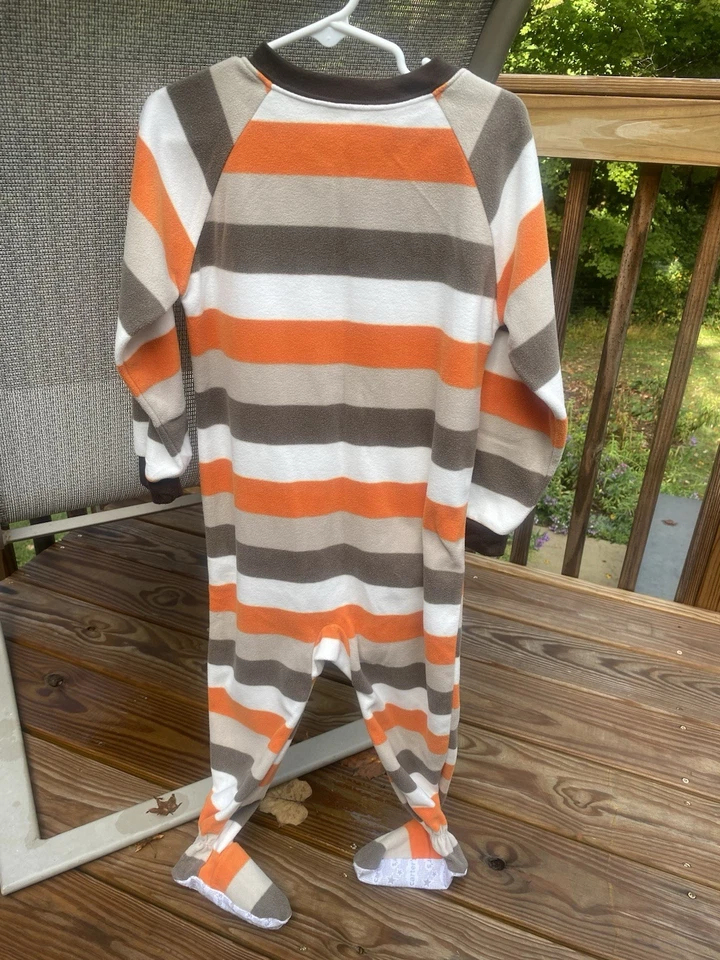 Pijama Carter’s Fleece Dinosaurio Stegosaurus Footie Naranja Marrón Crema Rayas 4 Foto 4 de 4