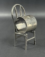 Antiguo soporte de anillo de servilleta asiento silla figurativo placa plateada 25