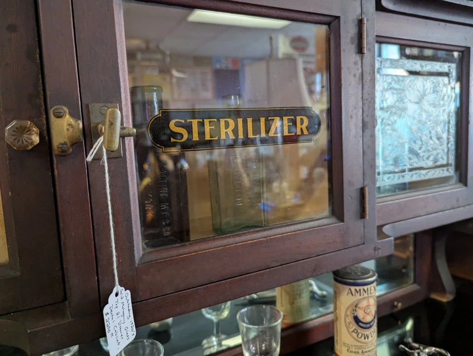 Excepcional tapa y puerta de vidrio macizo de caoba de los años 20 - gabinete dental de 21 cajones Foto 4 de 4