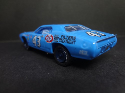 Johnny Lightning 1972 Plymouth Road Runner #43 Richard Petty Stock car - Loose - Picture 10 of 11