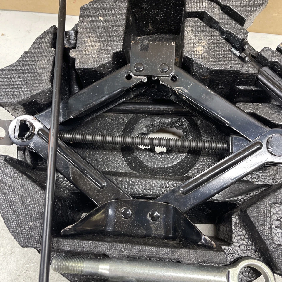 Subaru Legacy 2010 2011 2012 2013 2014 sedán neumático de repuesto gato remolque herramienta de espuma Foto 2 de 4