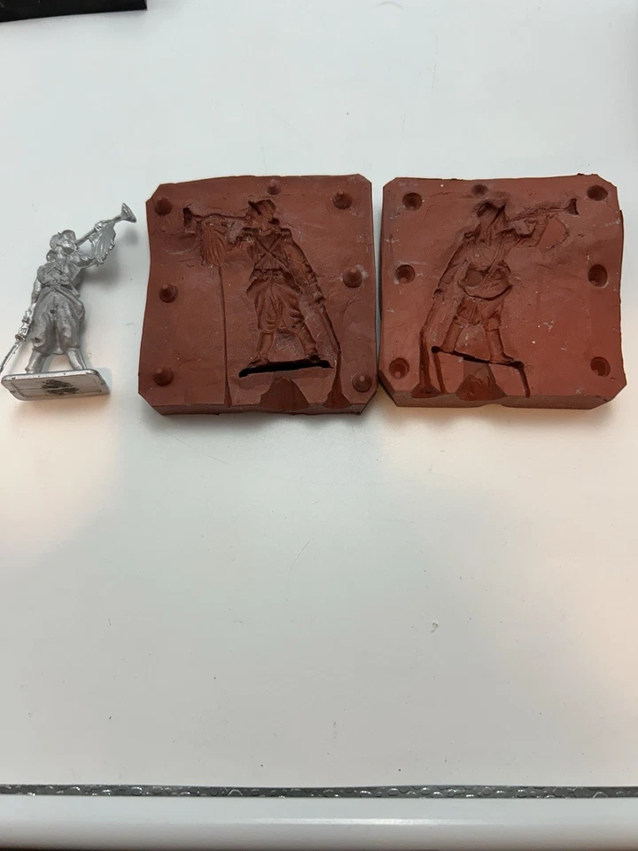 Moldes de fundición de goma de silicona para fundir a ti soldado. Foto 2 de 4