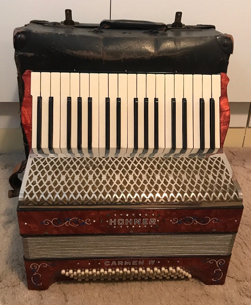 Hohner Accordian Carmen IV